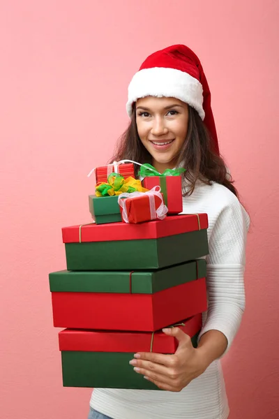 크리스마스 선물을 받은 여자 — 스톡 사진