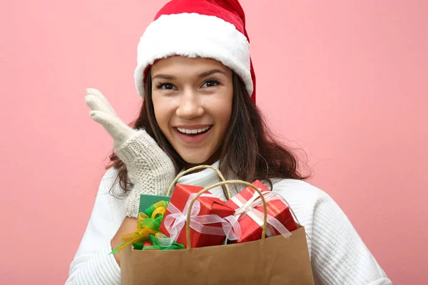 Mulher segurando saco com presentes de Natal — Fotografia de Stock