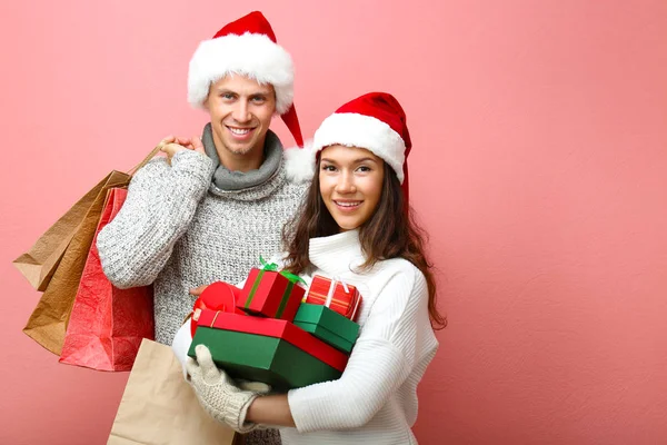 Coppia con acquisti natalizi — Foto Stock