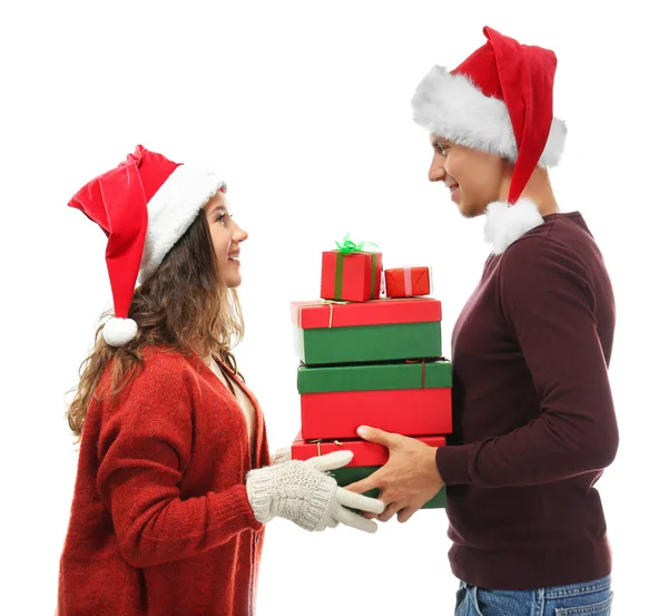 Mladý pár s vánoční dárky — Stock fotografie