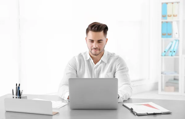 Schöner Mann, der arbeitet — Stockfoto