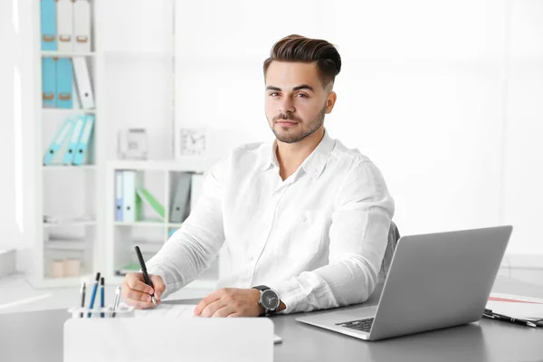 Hombre guapo trabajando — Foto de Stock