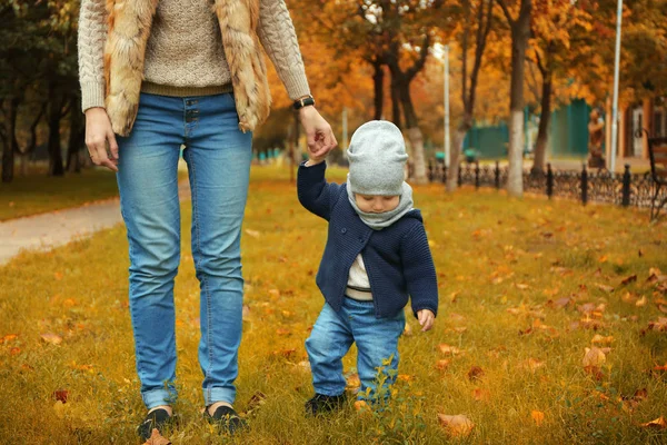 Baby Jongetje Wandelen Met Moeder Park — Stockfoto