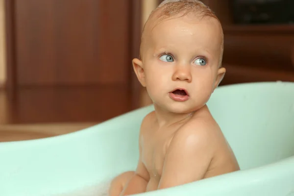 Baby boy washing in bathtub — Stock Photo, Image