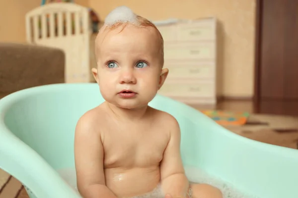 男婴在浴缸中洗 — 图库照片