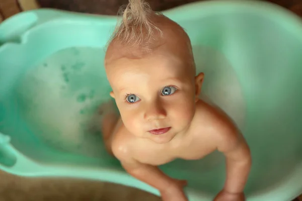 Baby pojke tvätt i badkar — Stockfoto