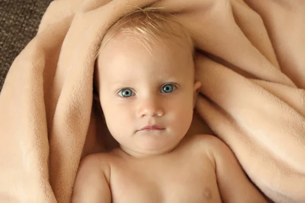床上有毯子的小男婴的画像 — 图库照片