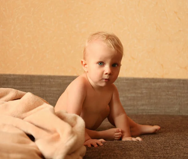 Портрет Маленького Хлопчика Ліжку Кімнаті — стокове фото