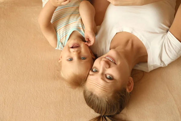 Mor och liten baby pojke — Stockfoto