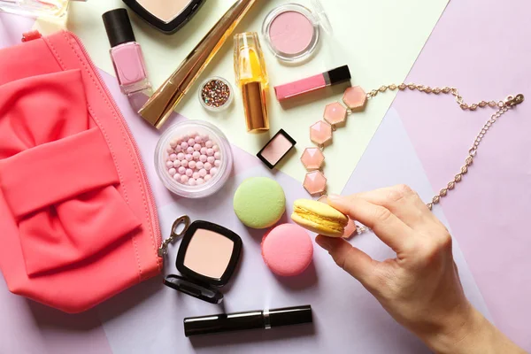 Mujer sosteniendo galleta macaron — Foto de Stock