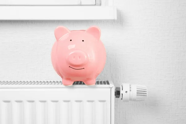 Heating battery with piggy bank — Stock Photo, Image