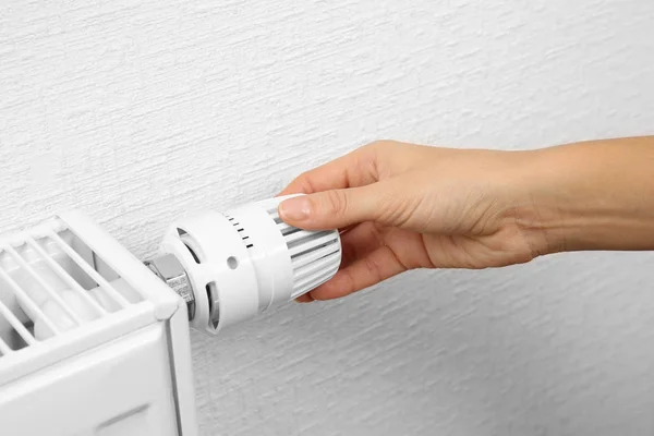 Mujer sosteniendo la perilla de temperatura — Foto de Stock