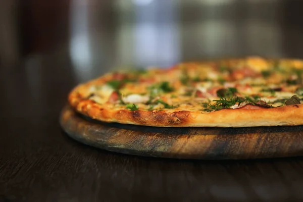 Plaat met smakelijke pizza — Stockfoto