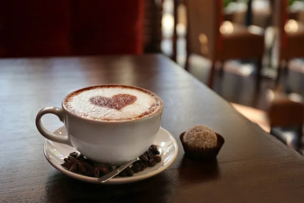 Tasse avec café chaud savoureux — Photo