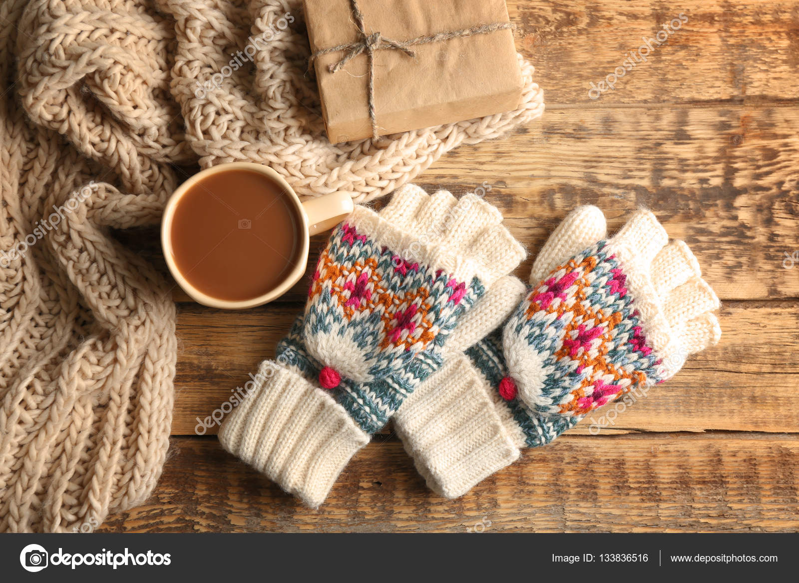 варежки кружка. кружка чая в рукавицах. кофе варежки зима. новогодние чашки. чашка с варежками.