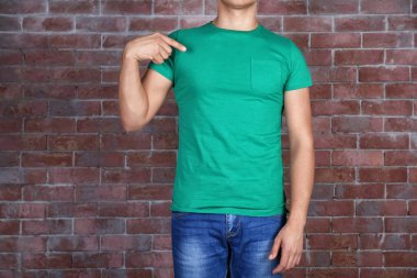 genç adam boş yeşil t-shirt