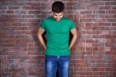 Yakışıklı genç adam. 