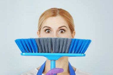 Komik yetişkin kadın kat fırça ile