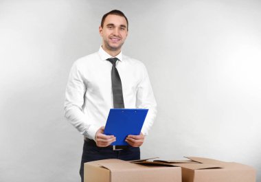 Pano ile yakışıklı adam