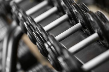 Spor salonunda farklı dumbbells ile raf