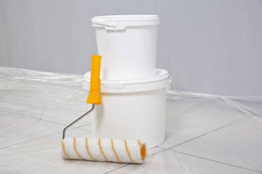 Boya ve boş oda içinde roller