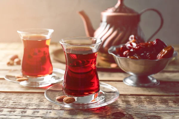 Турецкий чай в традиционных бокалах — стоковое фото