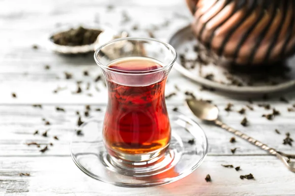 Türkischer Tee im traditionellen Glas — Stockfoto