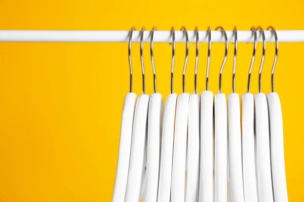 Moderne hangers op gele muur — Stockfoto