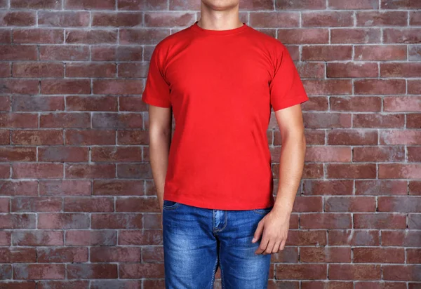 빈 빨간 t-셔츠에서 젊은 남자 — 스톡 사진
