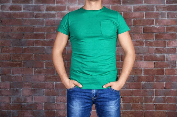Genç adam boş yeşil t-shirt — Stok fotoğraf