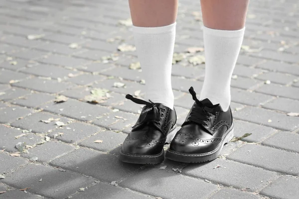 Feet of schoolgirl in uniform — Stock Photo, Image