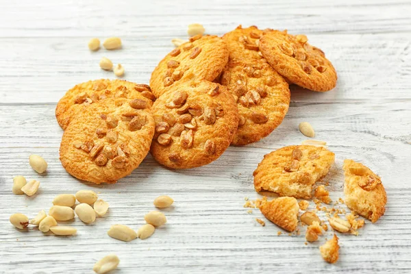 Galletas crujientes con cacahuetes —  Fotos de Stock