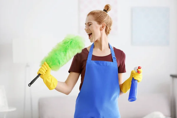 Nő duster és a mosó-és tisztítószer — Stock Fotó