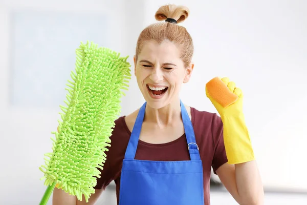 Mujer con fregona y esponja — Foto de Stock