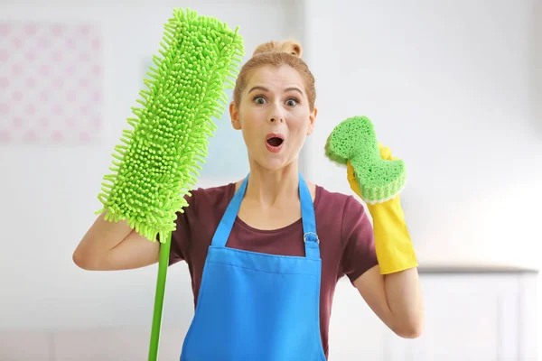 Mujer con fregona y esponja — Foto de Stock