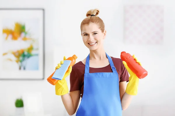 Mujer con suministros de limpieza —  Fotos de Stock