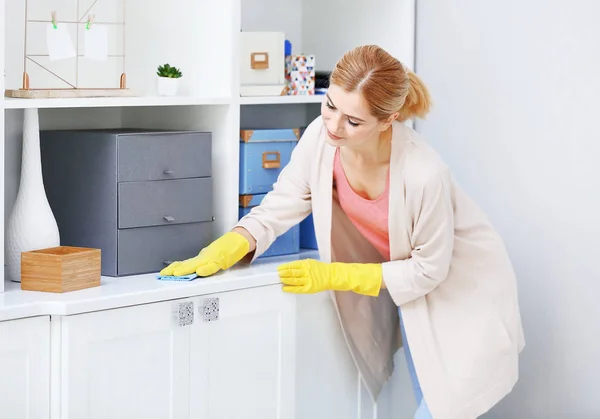 Donna pulire mobili a casa — Foto Stock