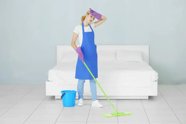 Ενήλικη γυναίκα moping δαπέδου — Φωτογραφία Αρχείου