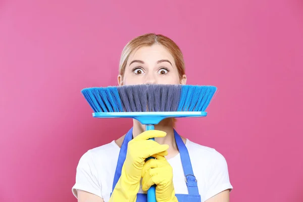 Lustige erwachsene Frau mit Bodenbürste — Stockfoto