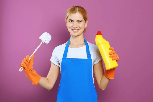 Mulher com escova e detergente — Fotografia de Stock