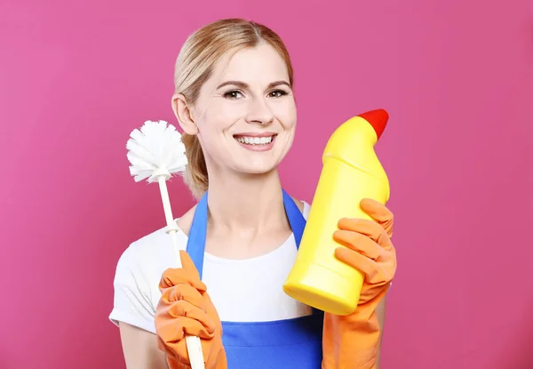 Mujer con cepillo y detergente — Foto de Stock