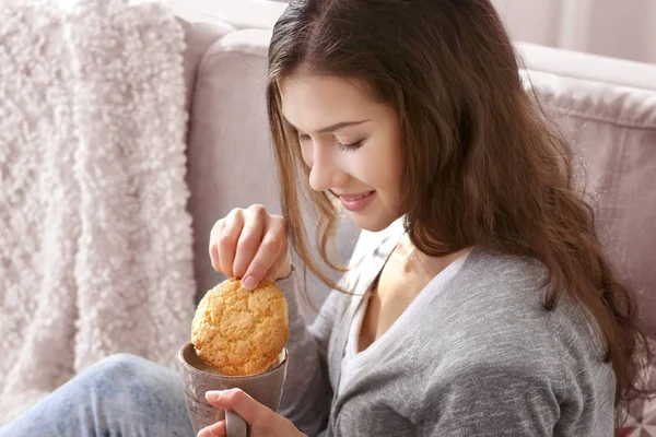 Mulher com biscoito saboroso — Fotografia de Stock