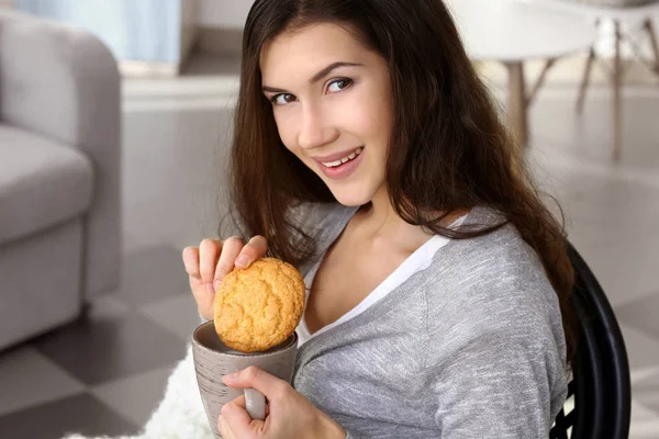 Mulher com biscoito saboroso — Fotografia de Stock