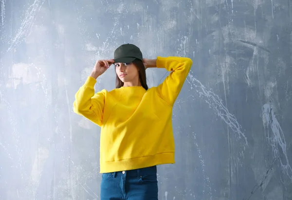 Дівчина моди в жовтому светрі — стокове фото
