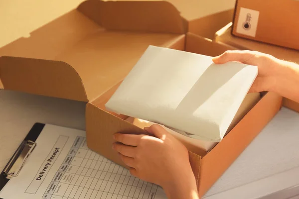 Courier handen verpakking perceel — Stockfoto