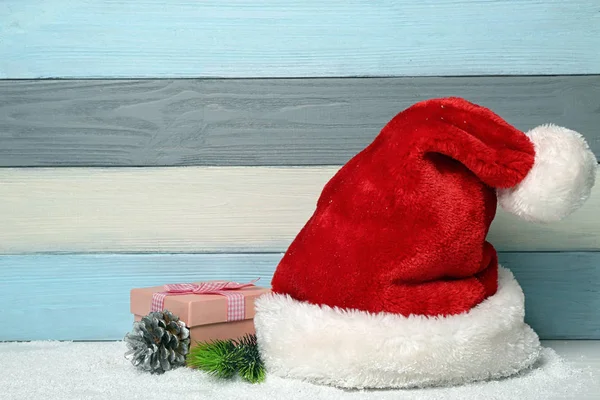 Čepice Santa Claus a vánoční výzdoba — Stock fotografie