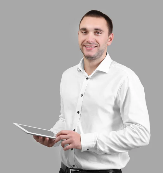 Homem bonito com computador tablet — Fotografia de Stock