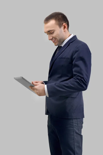 Homem bonito com computador tablet — Fotografia de Stock