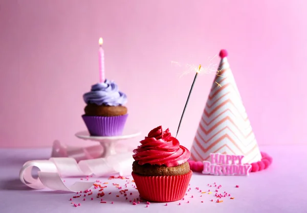 Cupcakes de aniversário com vela — Fotografia de Stock