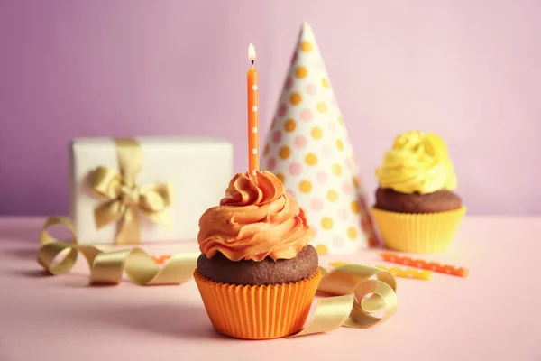 Cupcakes de aniversário e caixa de presente — Fotografia de Stock